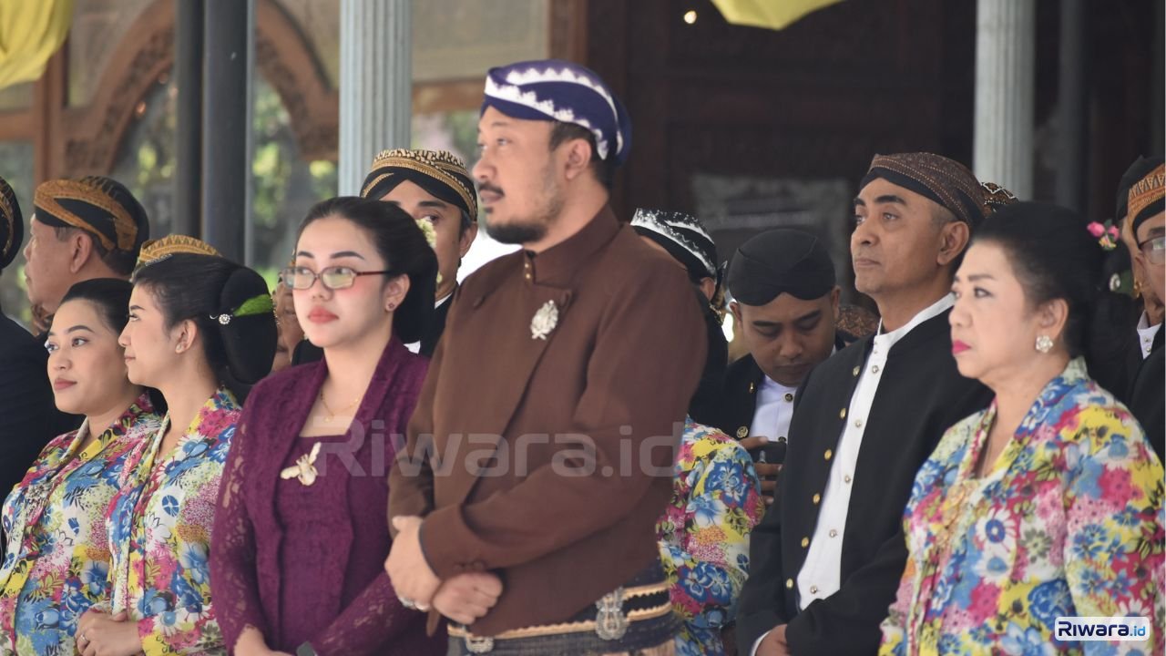 Sinuhun Pakubuwono XIV Hangabehi memimpin Grebeg Besar Iduladha 2026 dari Bangsal Maligi Karaton Surakarta Hadiningrat Prosesi kirab Gunungan Jaler dan Gunungan Estri menuju Masjid Agung Kagungan Dalem Karaton Surakarta